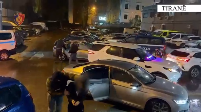 U kap duke transportuar emigrantë të paligjshëm, arrestohet shtetasi turk! Ju merrte para