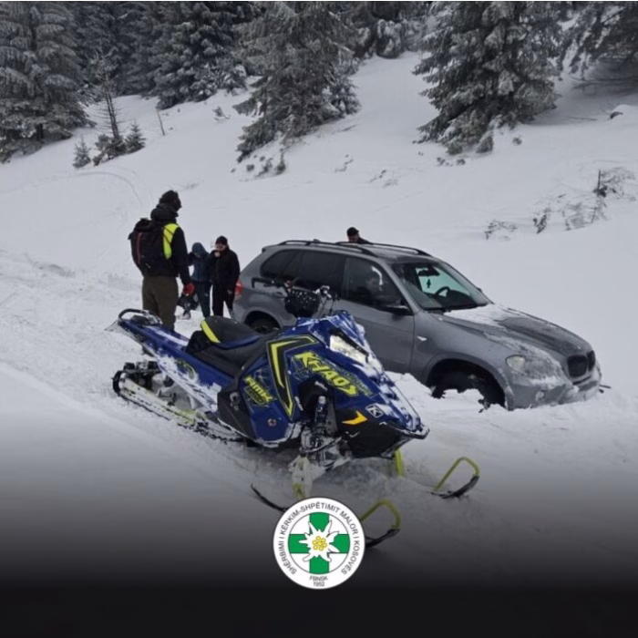 Shpëtohet familja me tre fëmijë e bllokuar nga bora në Pejë