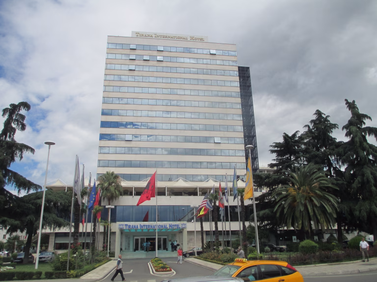 Alarm në Tiranë! Telefonatë për çantë të dyshimtë prapa 15-katëshit