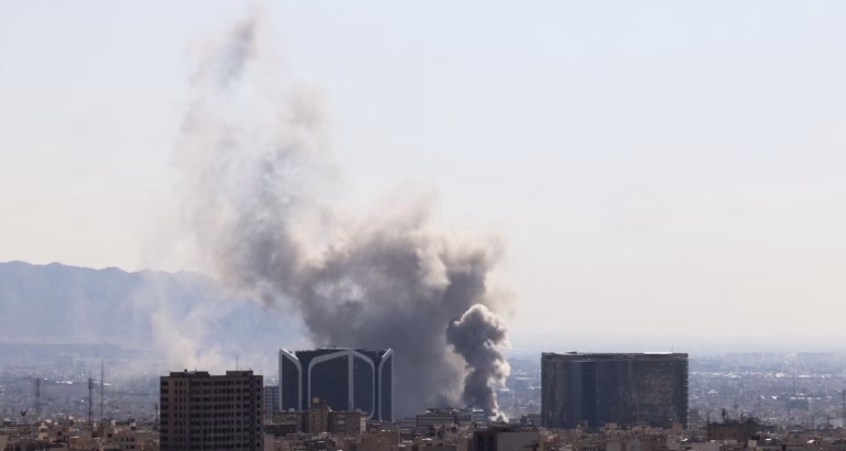 Izraeli thotë se po sulmon shënjestra të regjimit iranian në Teheran