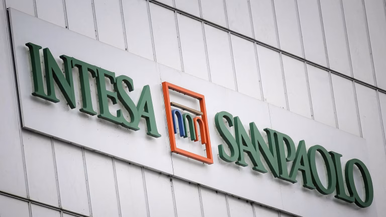 Punonjësit aksesuan fshehurazi në mijëra llogari të klientëve, Banka Intesa San Paolo në Itali gjobitet me 32 mln euro
