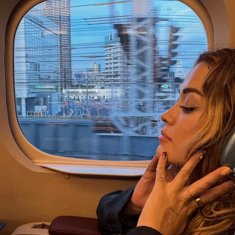 FOTOLAJM/ Rita Ora shfaqet ndryshe, furnizon Ferrari-n dhe mahnit me stil urban në Zelandën e Re