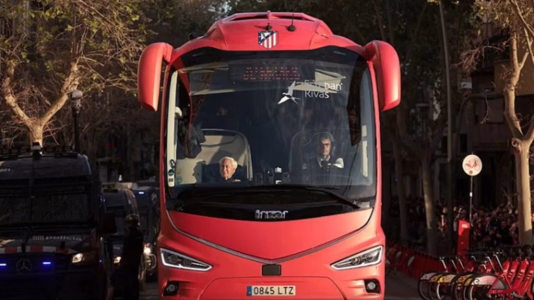 Kaos te Camp Nou, tifozët e Barcelonës sulmojnë autobusin e Atlético Madrid