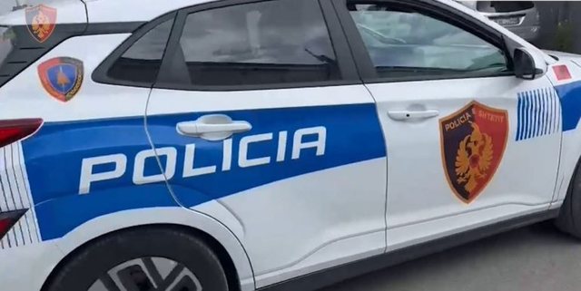Aksident në rrugën nacionale Maqellarë-Peshkopi, furgoni përplaset me një makinë