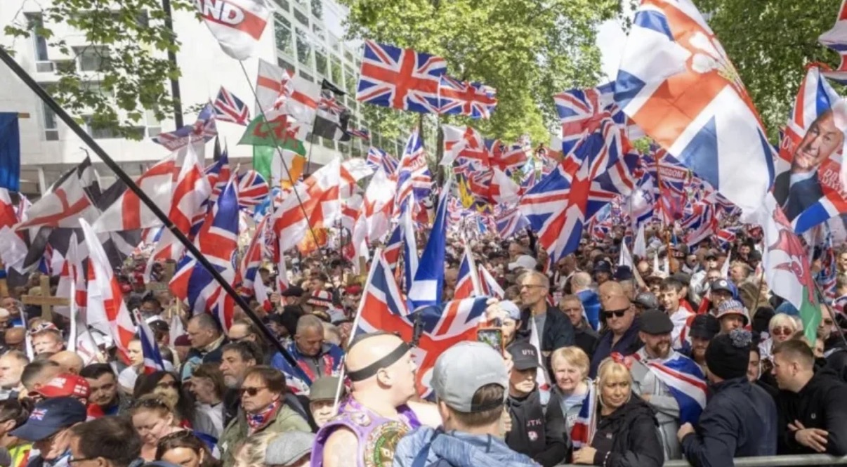 Londra në tension/ Mijëra protestues kundër Keir Starmer mbushin rrugët, masa të jashtëzakonshme sigurie dhe 11 të arrestuar