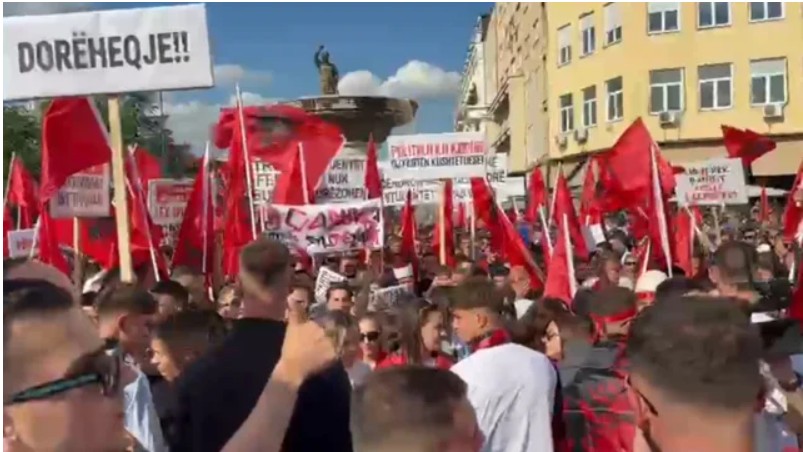 “UÇK, UÇK, UÇK”/ Studentët shqiptarë protestë në Shkup, mbizotërojnë flamujt kuqezi