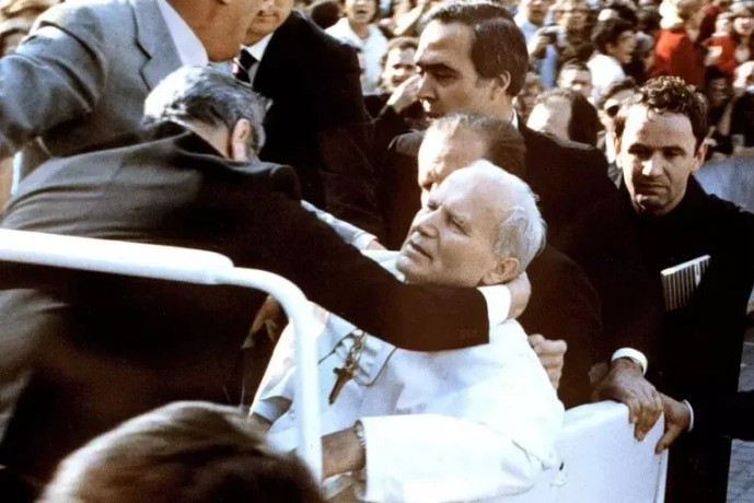 45 vite nga atentati ndaj Papa Gjon Palit II, misteret pa përgjigje për sulmin në Sheshin e Shën Pjetrit