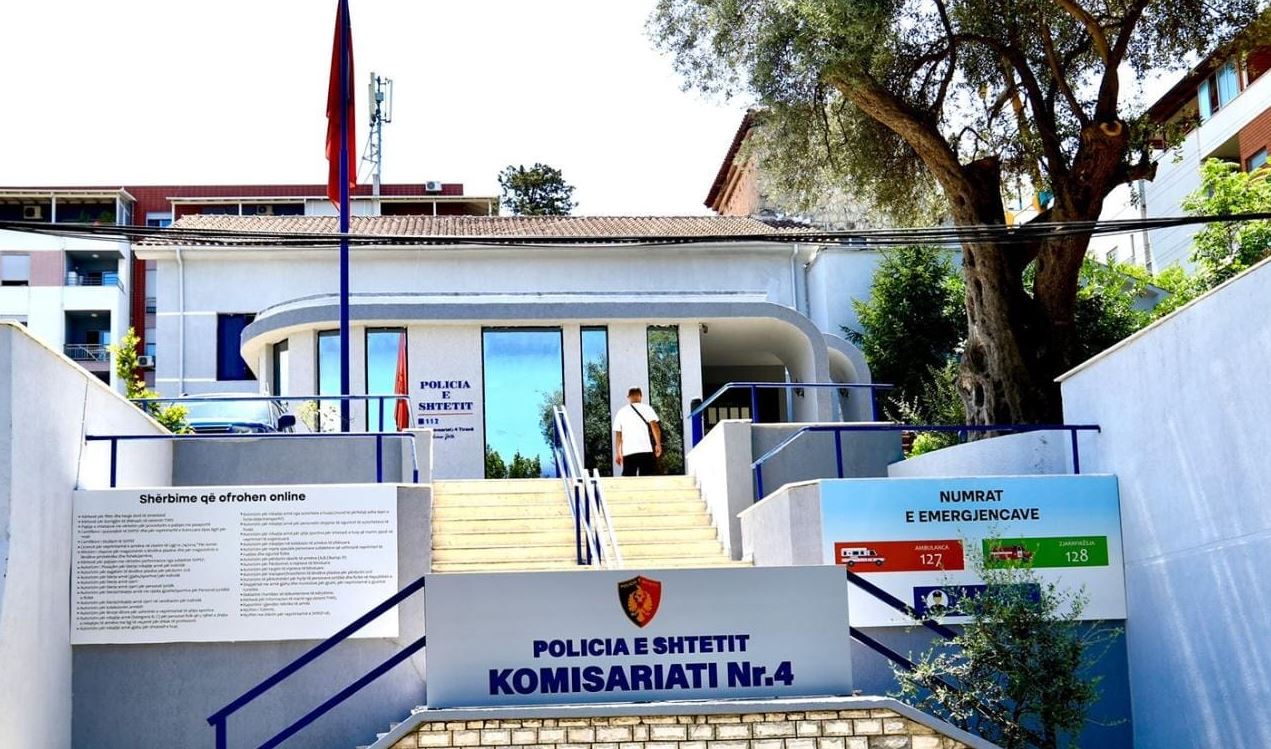 Shpërthim me tritol në një lokal në Kombinat/ Kamerat e sigurisë kapën autorin që la lëndën plasëse