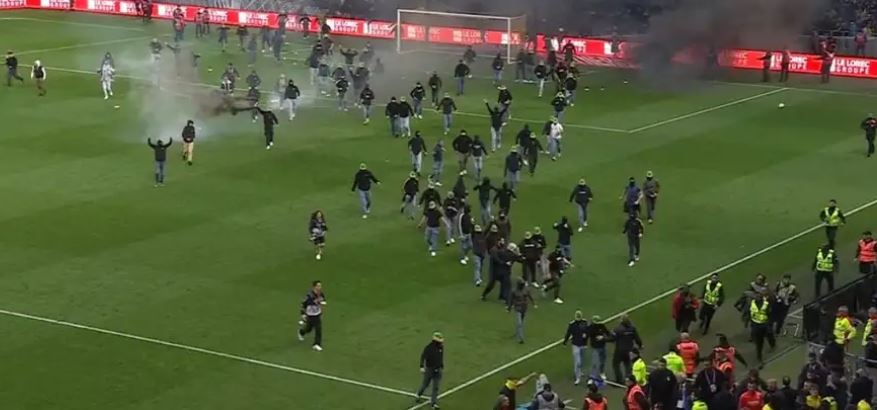 Situatë kaotike në elitën e futbollit francez, tifozët futen në fushë dhe ndërpresin ndeshjen