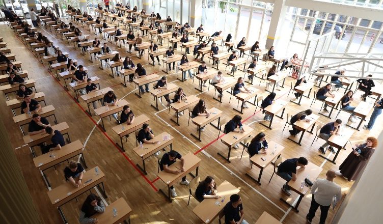 Mbi 26 mijë maturantë i nënshtrohen sot provimit të Gjuhës Shqipe dhe Letërsisë