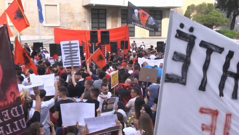Qytetarët sërish protestë në Tiranë kundër resortit në Zvërnec Qytetarët sërish protestë në Tiranë kundër resortit në Zvërnec