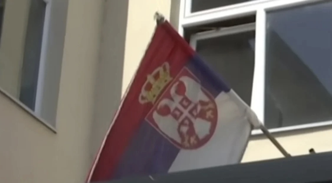 Flamuri serb në një qendër votimi në Pejë, ndërhyn Policia e Kosovës