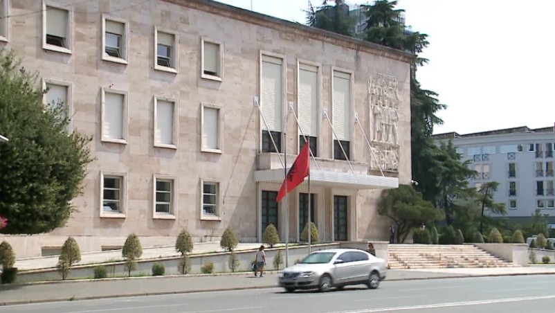 Ndryshime në administratë/ Këshilltarët e ministrave largohen automatikisht me ikjen e titullarit