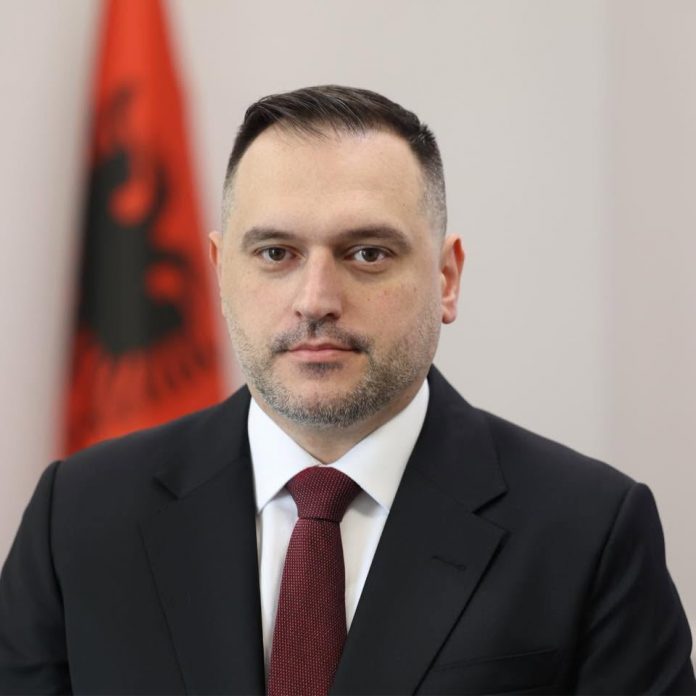 Ministri Nufi i përgjigjet Goxhajt: Të flasësh në emër të UÇK-së për politikë është turpi më i madh