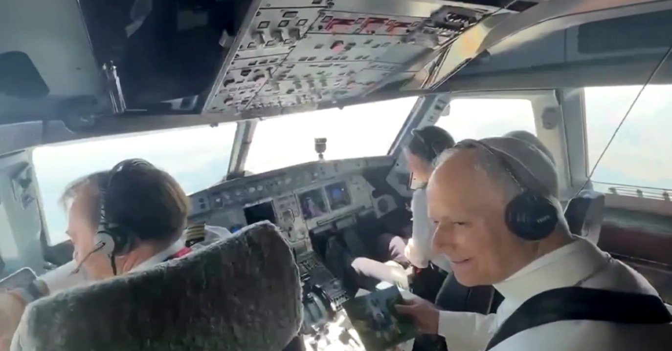 Papa Leo në fluturim drejt Barcelonës, përshëndet pilotët në kabinë, moment simbolik gjatë vizitës në Spanjë