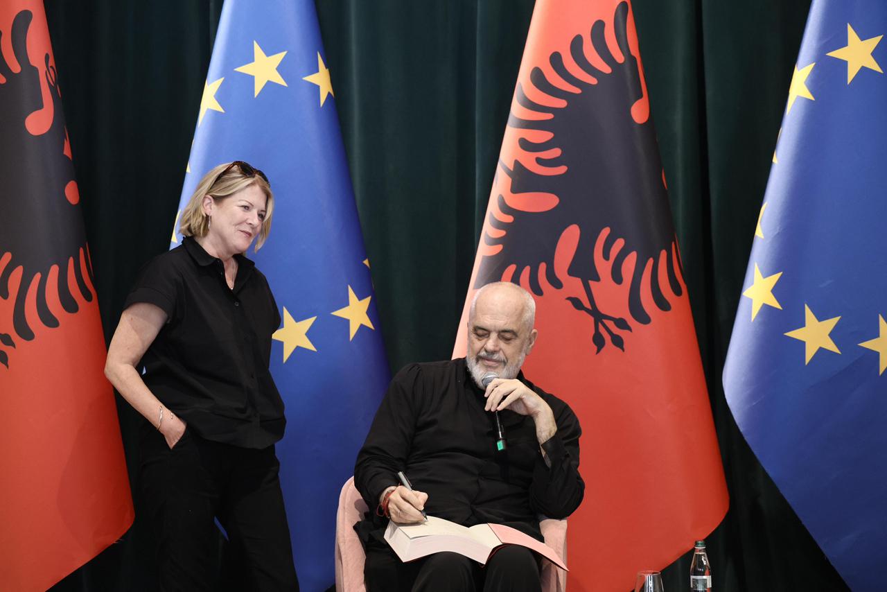Rama zbulon shënimin për gazetaren nga Irlanda: “Për lulen time irlandeze, nga një ‘vrasës’ flamingosh”