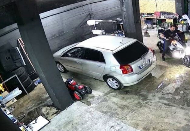 Vr*u shokun e ngushtë dhe i zhduku trupin, autori dyshohet se e mbajti viktimën mbi 24 orë në makinë