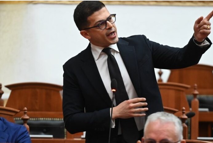Përplasje në Kuvend/ Vengu replikë me Shehajn: Akuza për “patriotizëm online” dhe transferim parash jashtë vendit