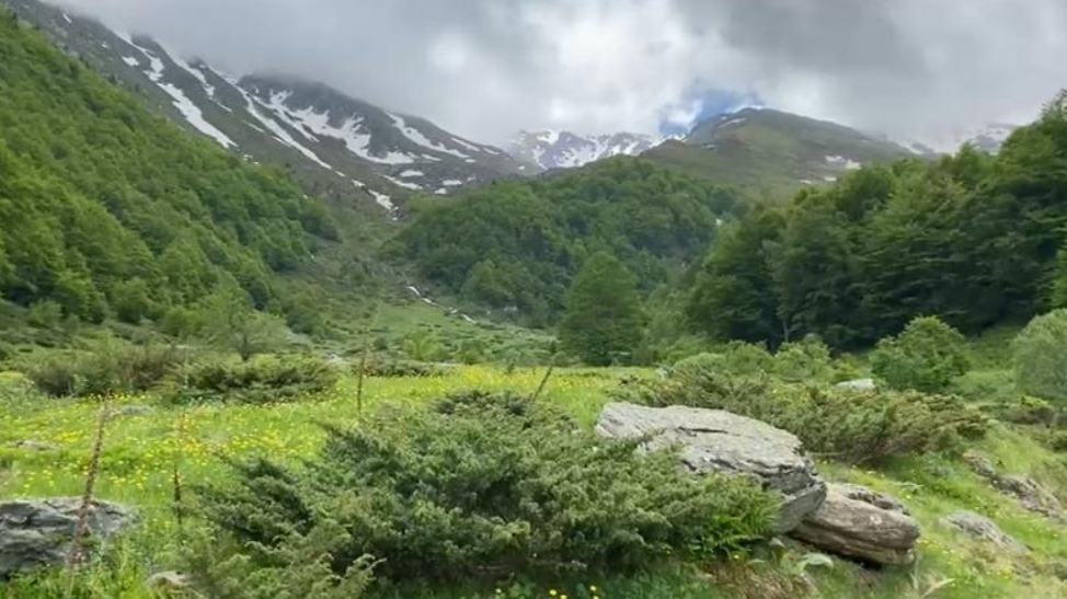 Kosovë/ Një nga destinacionet më mbresëlënëse, Bjeshkët e Sharrit ende nën petkun e dëborës Kosovë/ Një nga destinacionet më mbresëlënëse, Bjeshkët e Sharrit ende nën petkun e dëborës