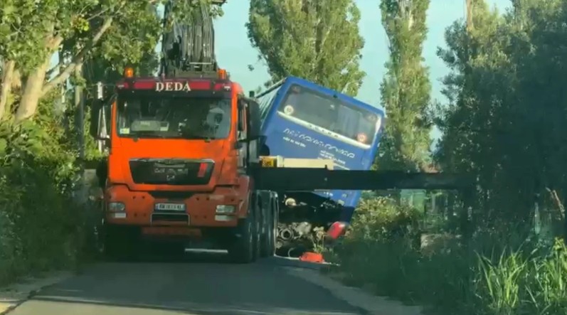 Autobusi i Kosovës del nga rruga në Ishull-Shëngjin, shmanget përplasja