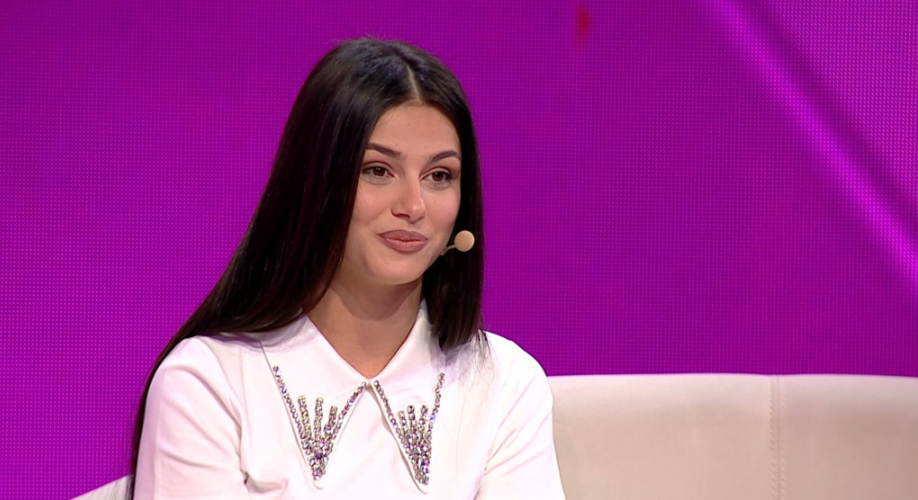 “Babi ra në burg”, Esmeralda rrëfen tragjedinë në familje: Mami gjeti tezen të vrarë në lumë “Babi ra në burg”, Esmeralda rrëfen tragjedinë në familje: Mami gjeti tezen të vrarë në lumë