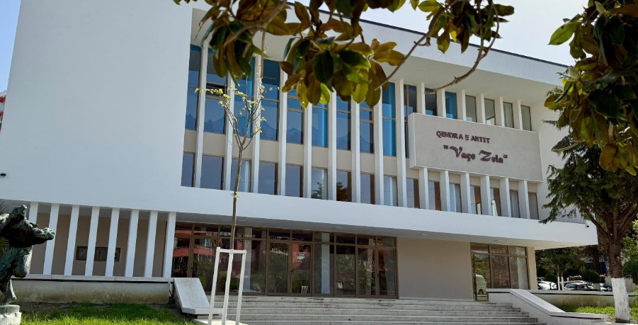 Rama ndan pamje nga Pallati i Kulturës “Vaçe Zela” në Lushnje: Tanimë i rilindur me kushte dinjitoze
