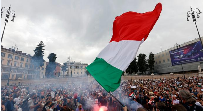Tensione në Romë, mijëra vetë marshojnë pro dhe kundër emigrimit Tensione në Romë, mijëra vetë marshojnë pro dhe kundër emigrimit