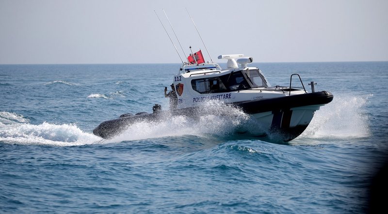 E rëndë në Ksamil/ Mjeti lundrues përplaset me skafin e Policisë Kufitare, një i vdekur dhe disa të plagosur E rëndë në Ksamil/ Mjeti lundrues përplaset me skafin e Policisë Kufitare, një i vdekur dhe disa të plagosur