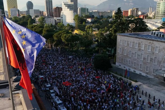 Gazeta italiane/ Protestat në Shqipëri shndërrohen në antisemitizëm: Hebrenjtë dhe izraelitët në shënjestër Gazeta italiane/ Protestat në Shqipëri shndërrohen në antisemitizëm: Hebrenjtë dhe izraelitët në shënjestër