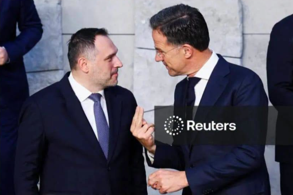 Reuters: Mark Rutte dhe ministri shqiptar Ermal Nufi në takimin e NATO-s në Bruksel Reuters: Mark Rutte dhe ministri shqiptar Ermal Nufi në takimin e NATO-s në Bruksel