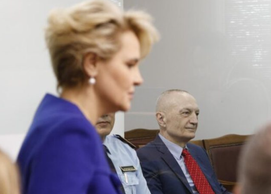 Tensione në seancë/ Gjykata gjobit Monika Kryemadhi dhe avokati Cakrani, ndërhynë pa leje…