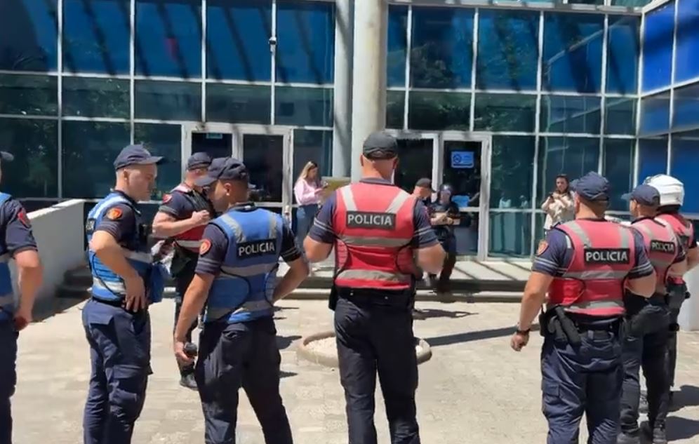 Sherr brenda kafazit të xhamit në GJKKO/ Të pandehurit për vr*sjen e Renis Dobrës konfliktohen fizikisht