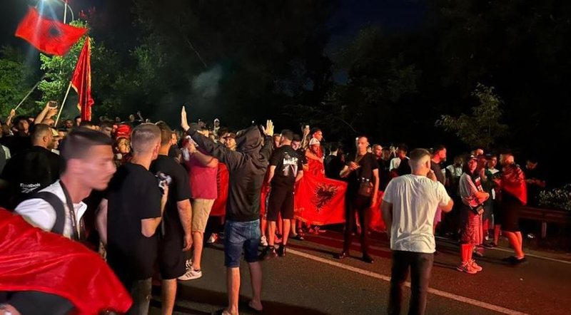 Bllokimi i rrugës së Aeroportit të Rinasit, policia procedon penalisht 19 persona. Sekuestrohen 2 automjete Bllokimi i rrugës së Aeroportit të Rinasit, policia procedon penalisht 19 persona. Sekuestrohen 2 automjete