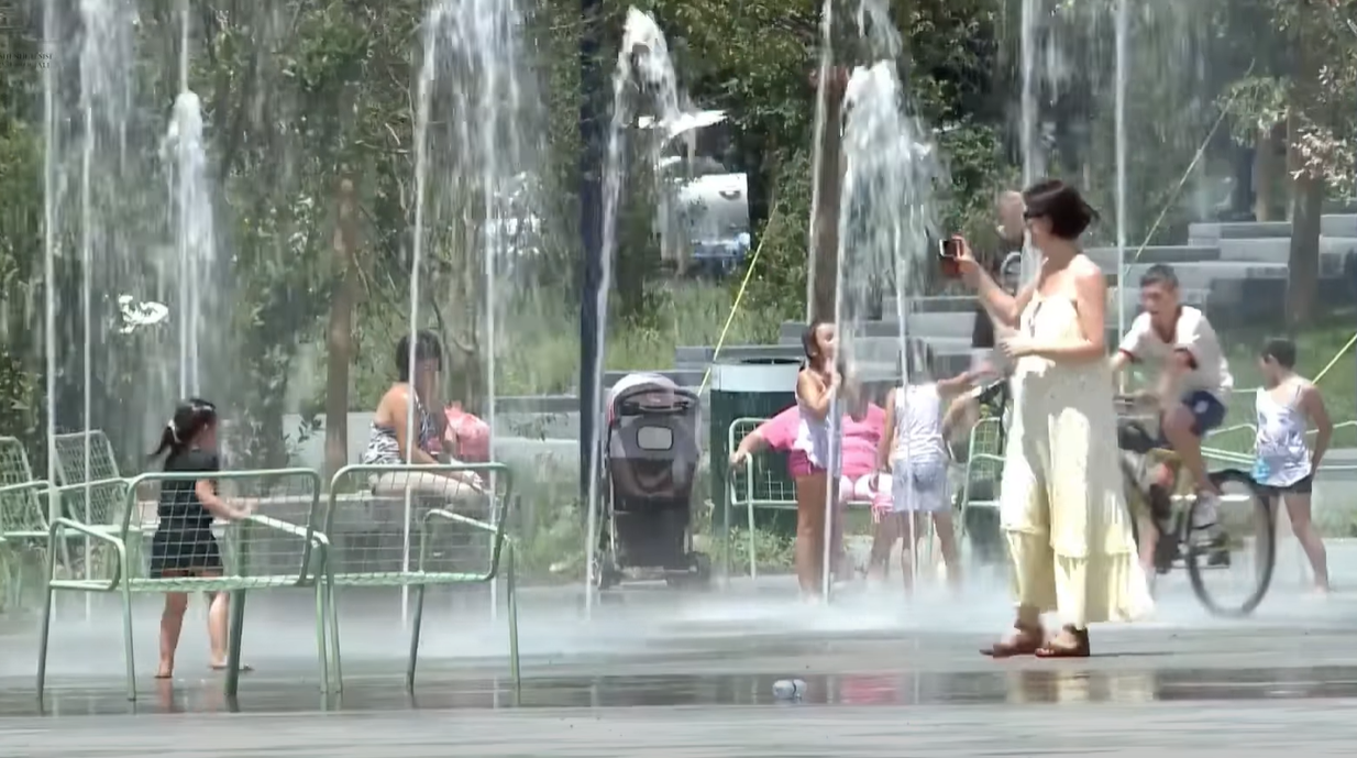 Temperaturat drejt 40°C, mjekët japin alarmin: Kujdes me fëmijët, të moshuarit dhe ushqimet