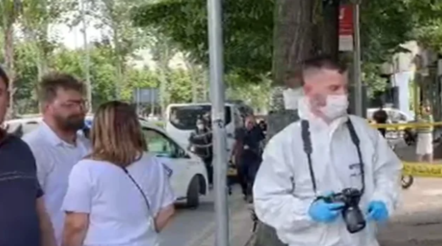 Detaje nga grabitja e “OTP Bank”/ Autori ndoqi të moshuarën deri te arka brenda institucionit Detaje nga grabitja e “OTP Bank”, autori ndoqi të moshuarën deri te arka brenda institucionit, si ia rrëmbeu paratë nga dora