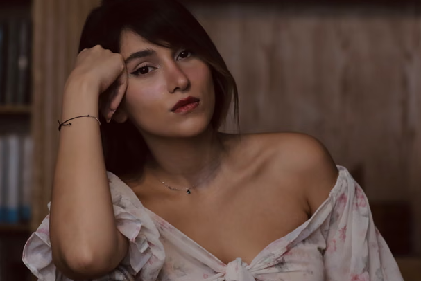 Këndoi pa hixhab në një koncert viral, këngëtarja iraniane dënohet me 74 goditje kamzhiku