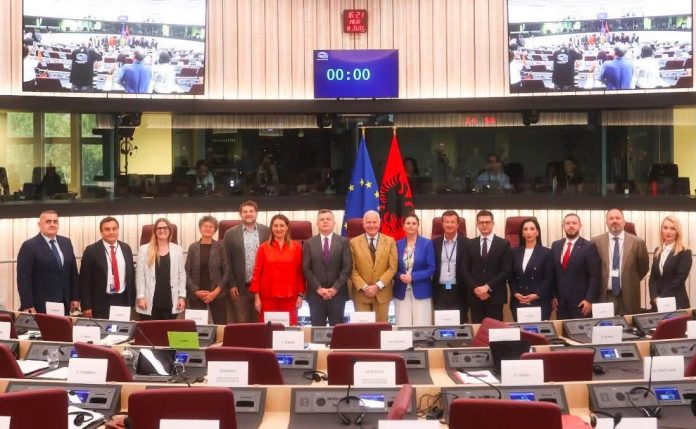 Rama pas votimit në Strasburg: Europarlamentarët votuan pro Shqipërisë, opozita zgjodhi fotoprotestën