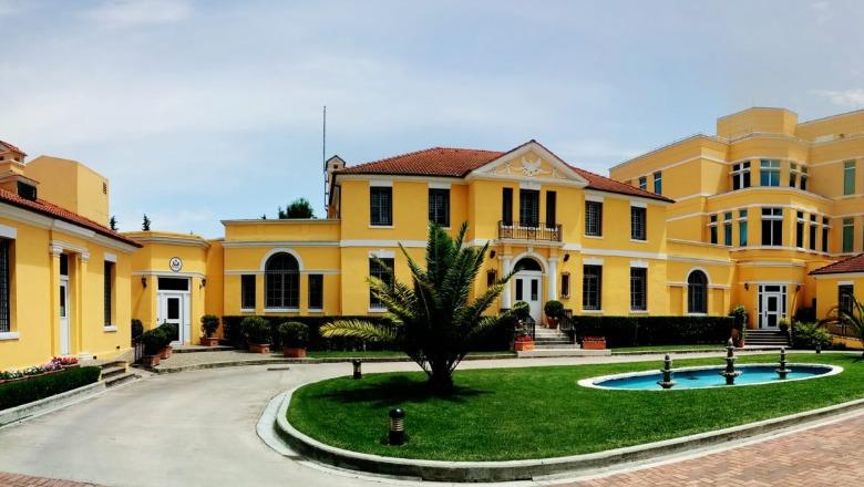 Ambasada amerikane në Tiranë: Vizat turistike drejt SHBA-ve mund të mos rinovohen nëse udhëtoni për të lindur Ambasada amerikane në Tiranë: Vizat turistike drejt SHBA-ve mund të mos rinovohen nëse udhëtoni për të lindur