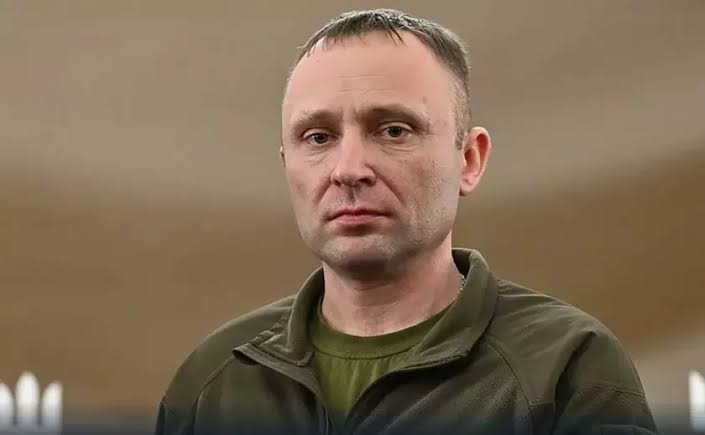 Zelensky riorganizon drejtimin e ushtrisë pas protestave, emëron gjeneralin Drapati në krye të forcave të armatosura Zelensky riorganizon drejtimin e ushtrisë pas protestave, emëron gjeneralin Drapati në krye të forcave të armatosura