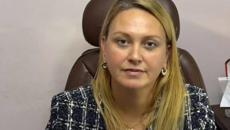 Vodhën mbi 700 mijë euro në Postën e Durrësit, Gjykata lë në burg ish-drejtoreshën. Arrest shtëpie për dy vartëset Vodhën mbi 700 mijë euro në Postën e Durrësit, Gjykata lë në burg ish-drejtoreshën. Arrest shtëpie për dy vartëset