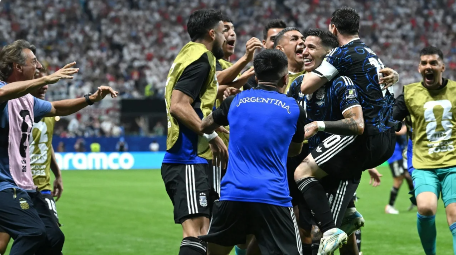 Futbolli nuk vjen në shtëpi, Argjentina përmbys Anglinë në fund dhe shkon në finalen e dytë radhazi të Botërorit