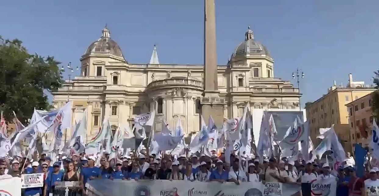 6 mijë efektivë protestojnë në Romë, kërkojnë paga dhe pensione më të mira