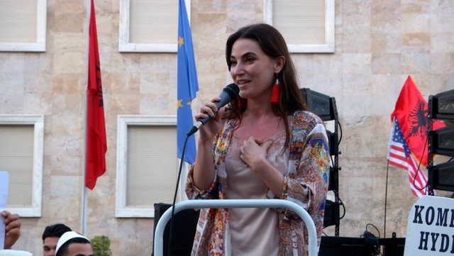 U zgjodh kryetare e Këshillit Kombëtar të PD-së, Julinda Emiri mbajti fjalim në protestat para Kryeministrisë