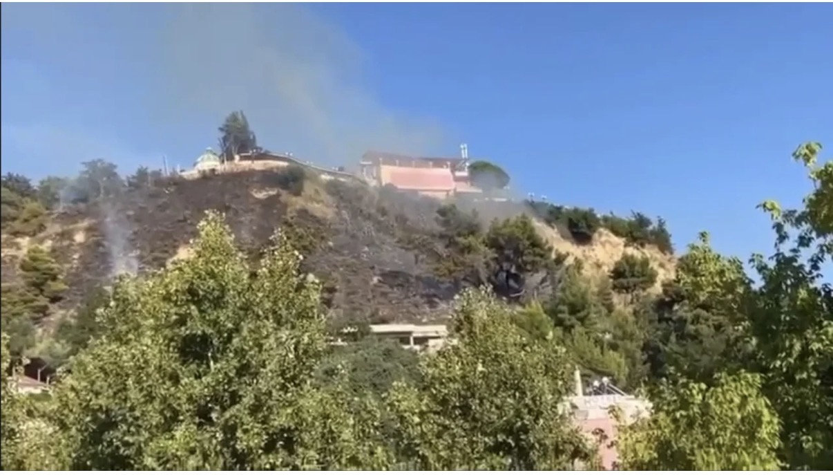 Zjarr në Kuzum Babë të Vlorës, zjarrfikësit luftojnë me flakët pranë banesave