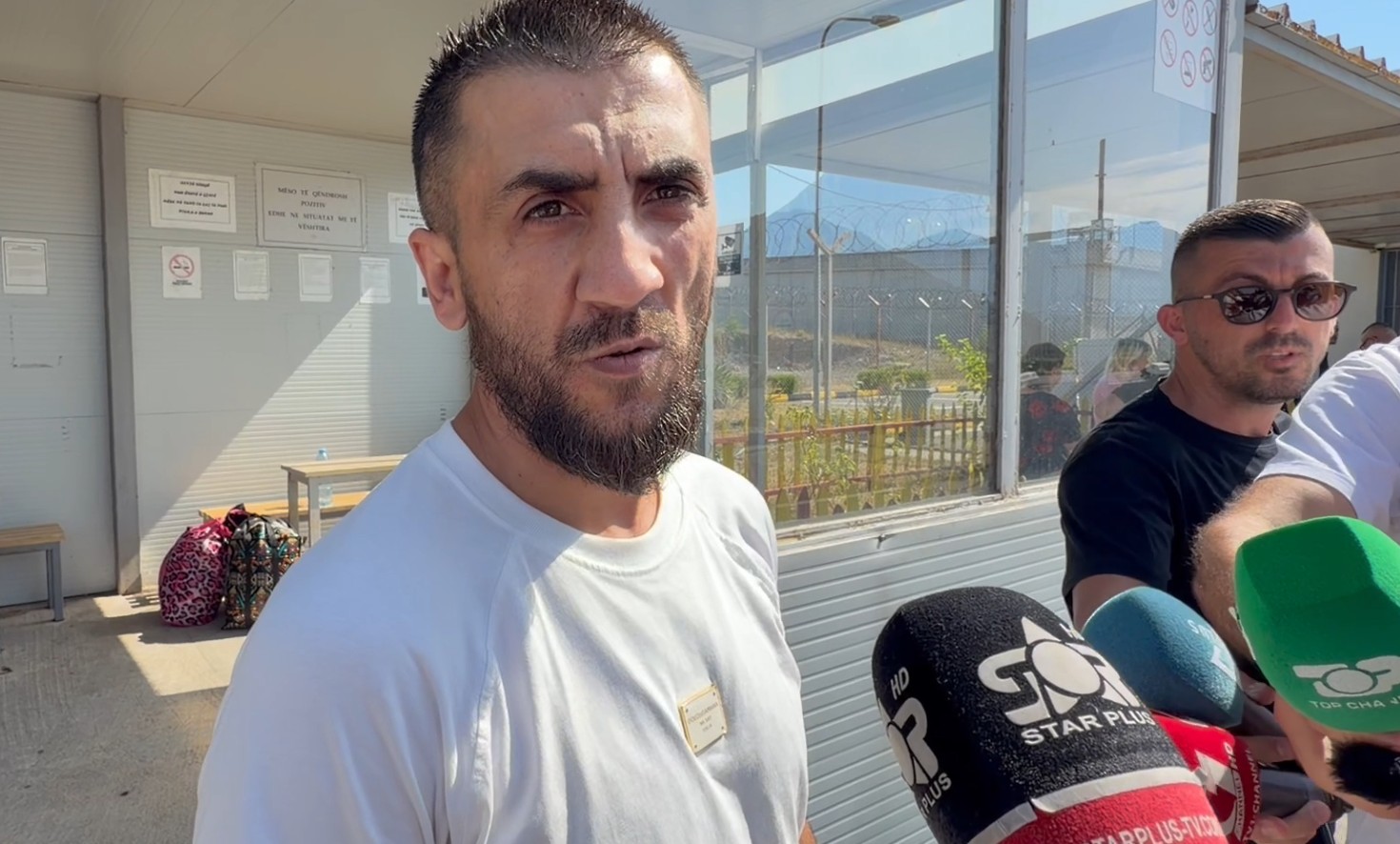 I burgosuri falënderon Zotin pas daljes nga qelia: Jam krenar edhe për burgun, më ka bërë mirë I burgosuri falënderon Zotin pas daljes nga qelia: Jam krenar edhe për burgun, më ka bërë mirë