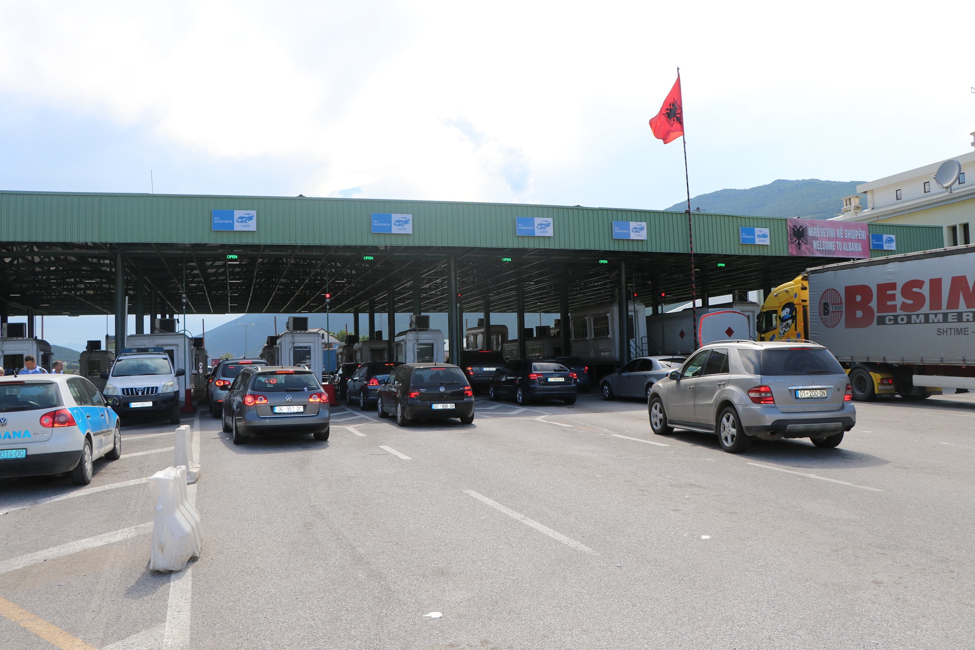 Kosovarët dynden drejt bregdetit shqiptar, radhë të gjata në Morinë