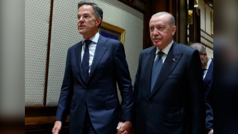 FOTOLAJM/ Mark Rutte dhe Erdogan shfaqen duke ecur dorë për dore para samitit të NATO-s FOTOLAJM/ Mark Rutte dhe Erdogan shfaqen duke ecur dorë për dore para samitit të NATO-s