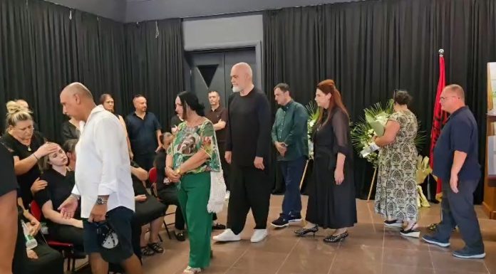 Rama merr pjesë në homazhet për gazetarin Enrik Mehmeti në Vlorë