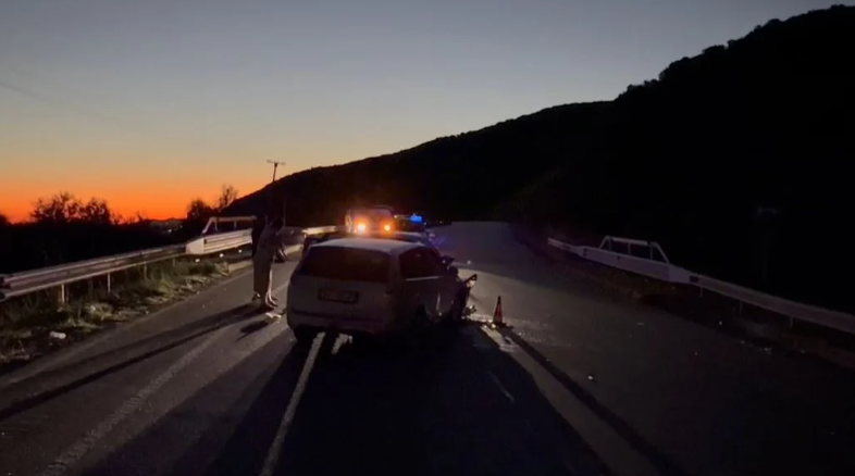 Përplasen dy makina në autostradën Levan-Tepelenë, dy persona të plagosur