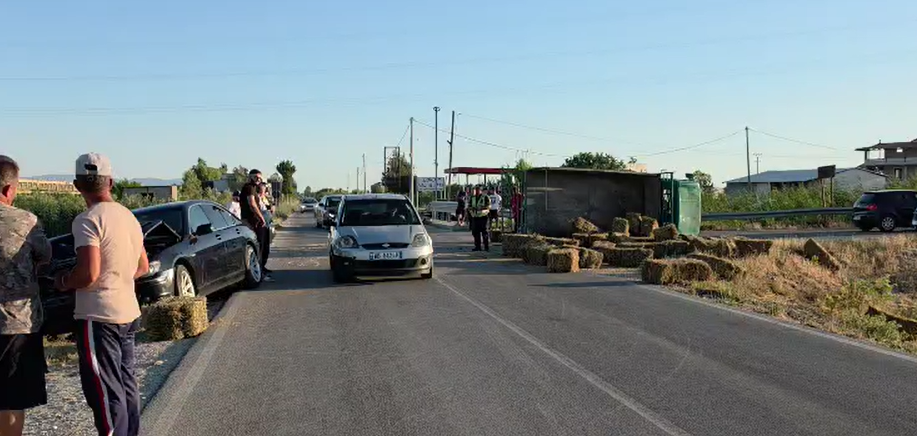 Aksident në aksin Fier-Vlorë, plagoset pasagjeri i kamionçinës pas përplasjes me një “BMW”